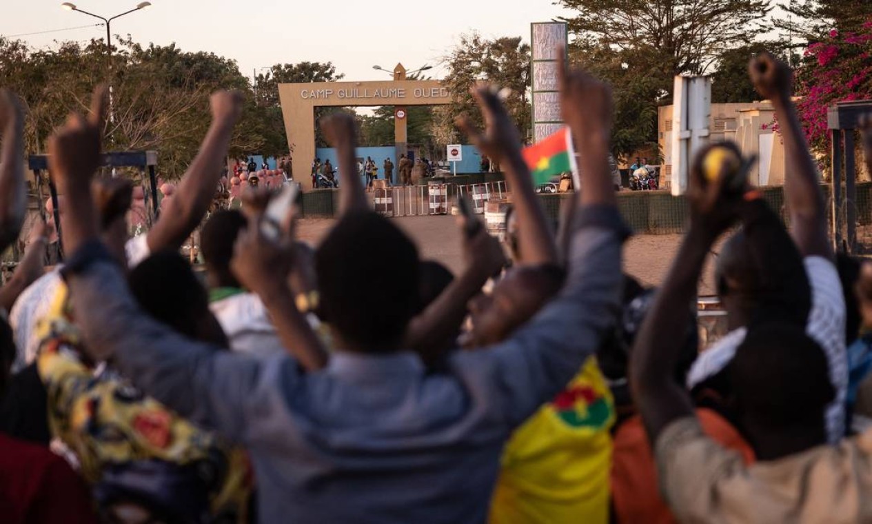 Pessoas se reúnem na Praça da Nação para celebrar e apoiar os militares de Burkina Faso, em Ouagadougou, onde soldados anunciaram na televisão estatal que tomaram o poder no país da África Ocidental após um motim sobre o fracasso do presidente civil em conter uma insurgência islâmica Foto: OLYMPIA DE MAISMONT / AFP
