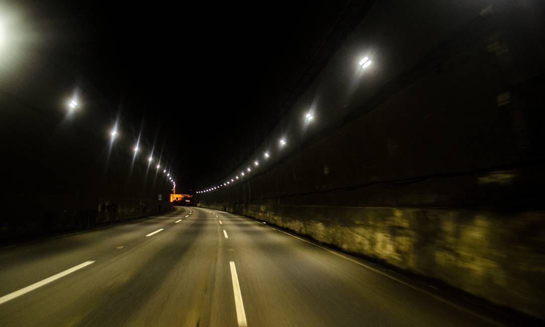 Túnel Noel Rosa: trecho da galeria sentido Sampaio já com a iluminação nova, de LED Foto: Farah / Divulgação/RioLuz