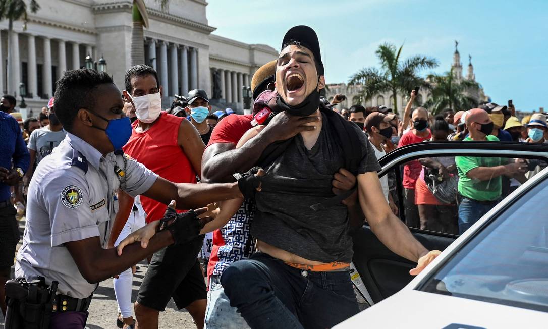 Homem é preso durante protestos contra o governo cubano Foto: Yamil Lage / AFP / 11-7-2021