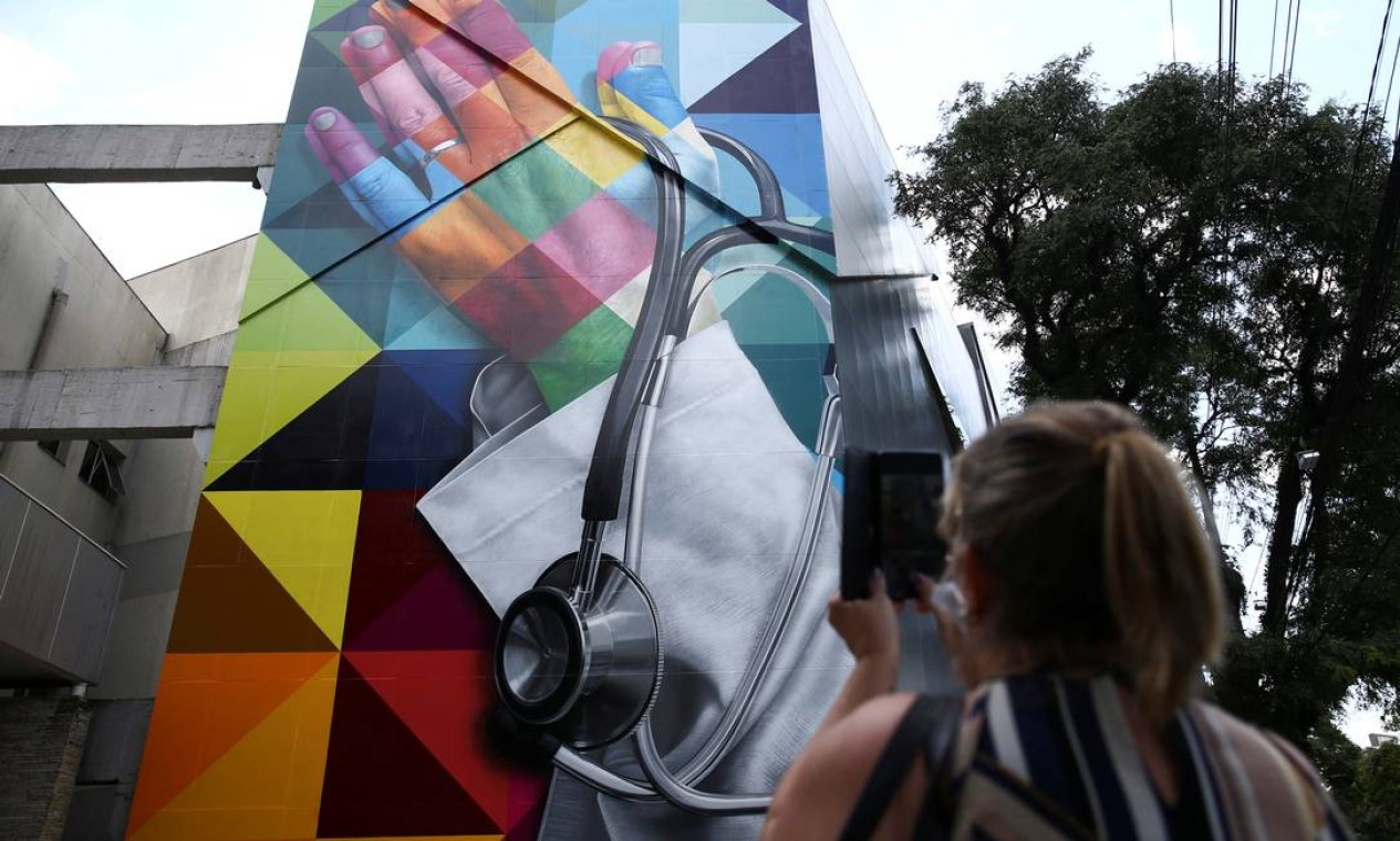 Mural “Ciência e Fé”, de 20 metros de altura e dez de largura, é inaugurado em São Paulo Foto: CARLA CARNIEL / REUTERS