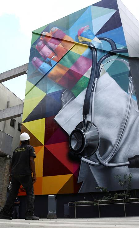 O artista paulistano doou dois grandes murais ao Hospital das Clínicas para homenagear profissionais da saúde Foto: CARLA CARNIEL / REUTERS