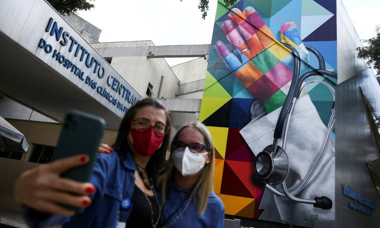 Painel homenageia profissionais da saúde na linha de frente contra a Covid-19 Foto: CARLA CARNIEL / REUTERS
