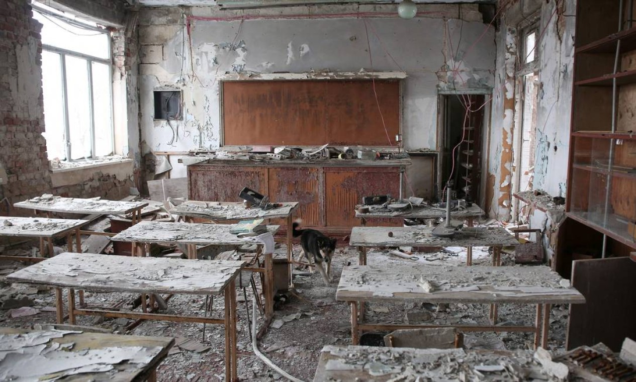 Sala de aula destruída em uma escola perto da linha de frente com separatistas apoiados pela Rússia, na vila de Peski, no leste da Ucrânia Foto: ANATOLII STEPANOV / AFP