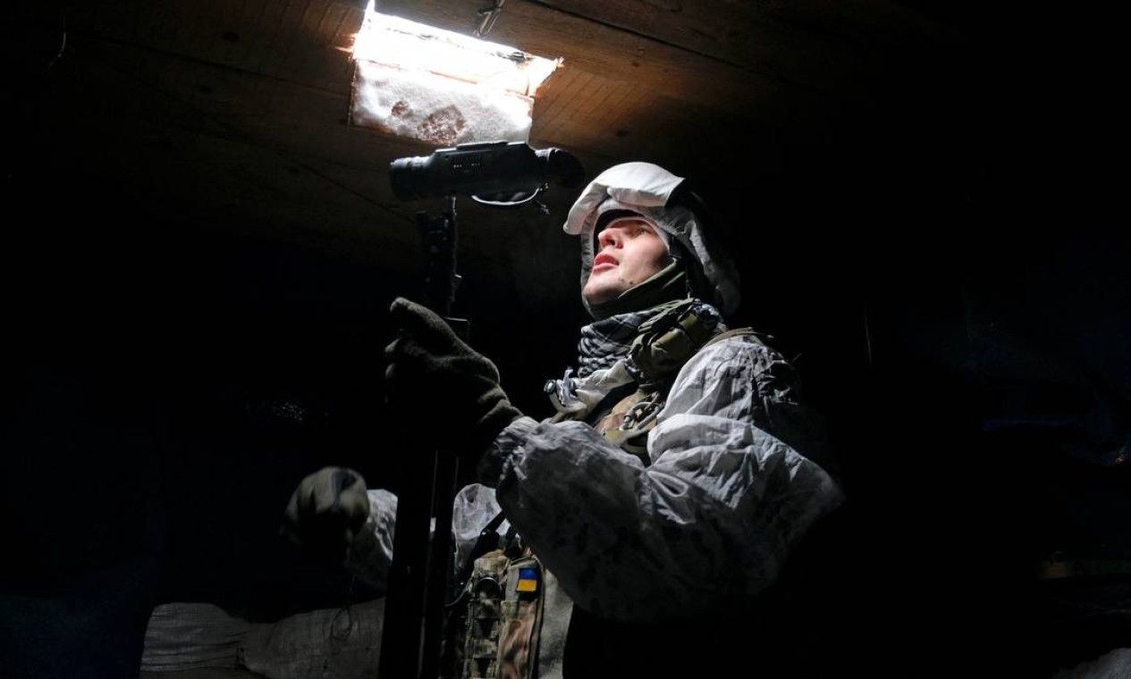 Membro do serviço das forças armadas ucranianas é visto em posições de combate na região de Donetsk Foto: MAKSIM LEVIN / REUTERS