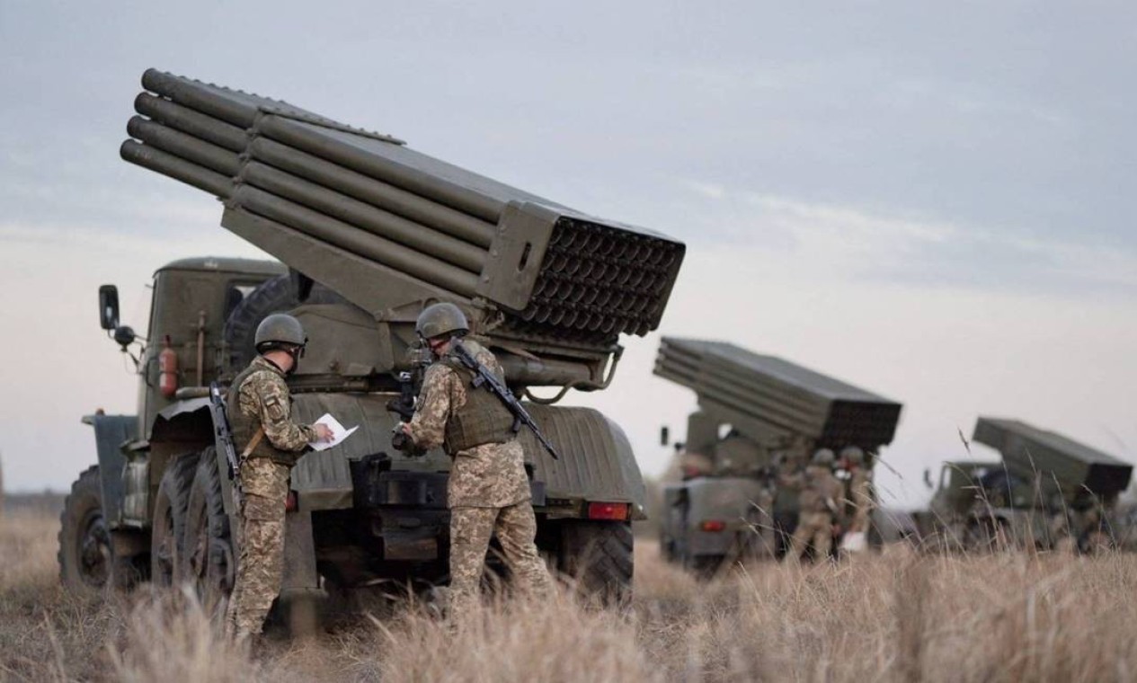 Dias de tensão. Militares ucranianos realizam exercícios com lançadores de foguetes em Kherson: país se prepara para uma possível invasão russa Foto: HANDOUT / via REUTERS