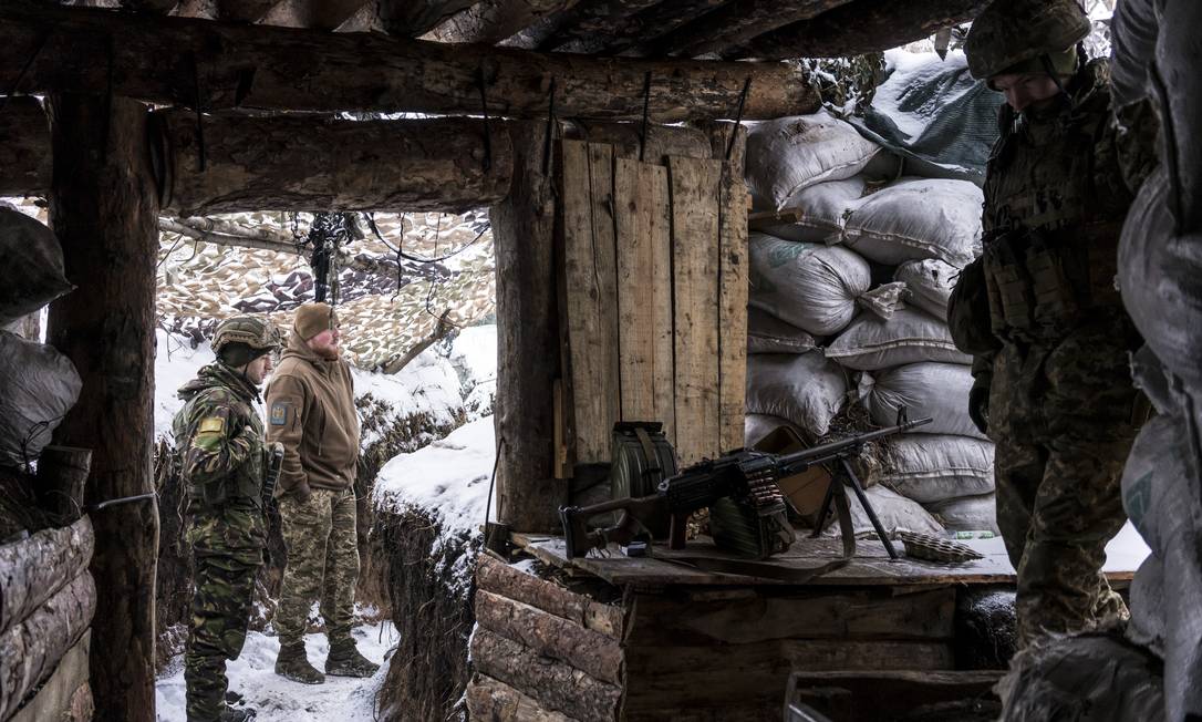 Soldados ucranianos em posto perto da fronteira. Reação da Otan, aliança militar liderada pelos EUA, a movimentações russas elevou preocupação de guerra Foto: BRENDAN HOFFMAN / NYT