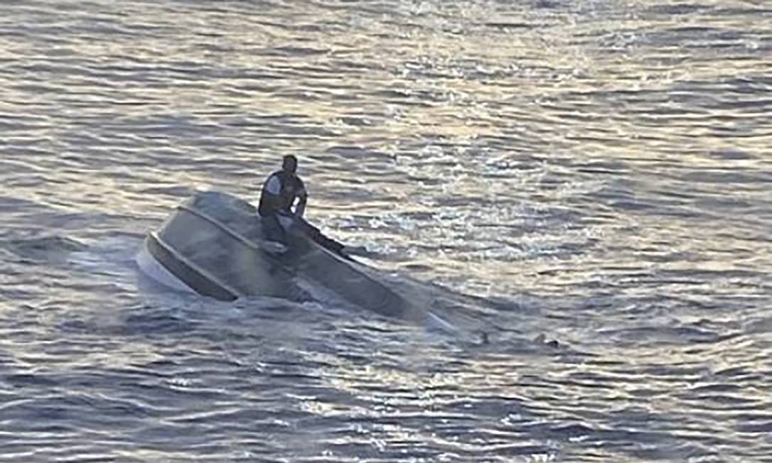 Foto da Guarda Costeira dos EUA mostra sobrevivente aguardando resgate em barco na costa da Flórida, a 72km do litoral Foto: Guarda Costeira / AFP