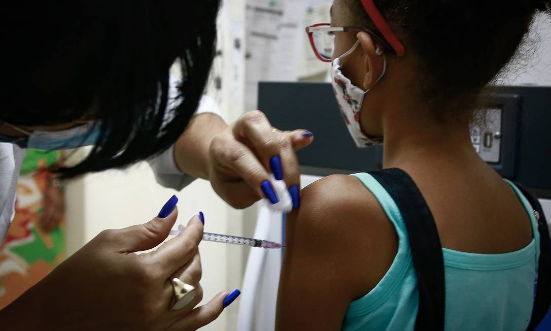 Criança é vacinada contra a Covid-19 em posto de saúde em Nova Iguaçu, na Baixada Fluminense Foto: ROBERTO MOREYRA / Agência O Globo/24-01-2022