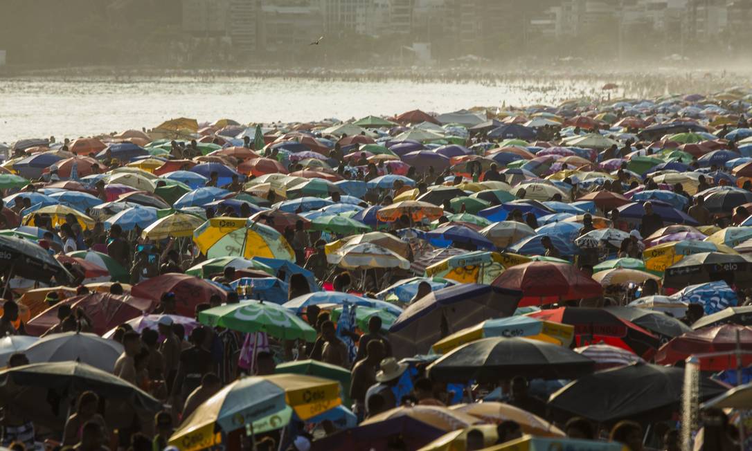 Fugindo do calor, cariocas lotam as praias do Rio no feriado de São Sebastião Foto: Guito Moreto / Agência O Globo/20-01-2022