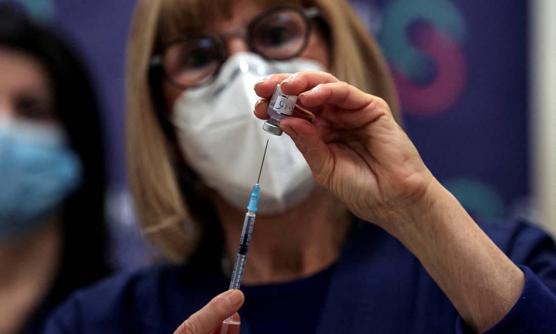 Enfermeira prepara a quarta dose da vacina contra a Covid-19 em Israel Foto: RONEN ZVULUN / REUTERS