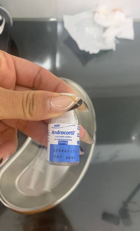 Depois da fuga do médico, parentes encontraram frasco usado do remédio Androcortil fora da validade Foto: Reprodução