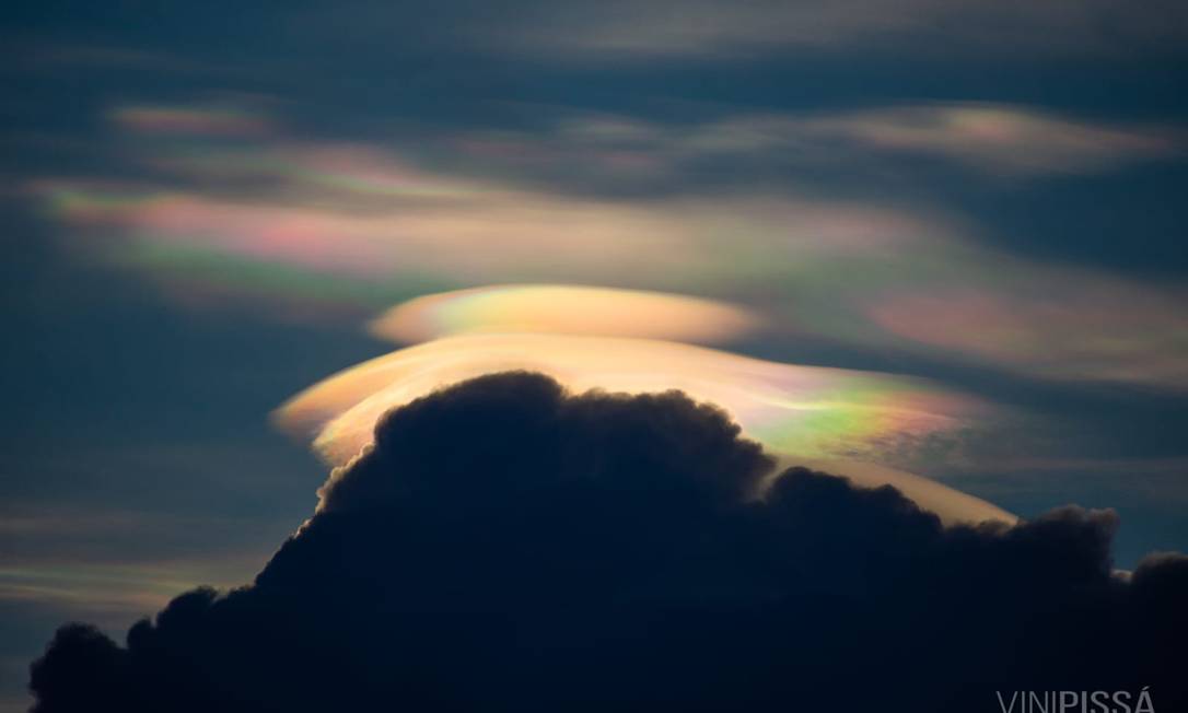 Nuvem colorida é registrada na cidade de Iguatama, localizada a 243 quilômetros de Belo Horizonte Foto: Vini Pissá/Divulgação
