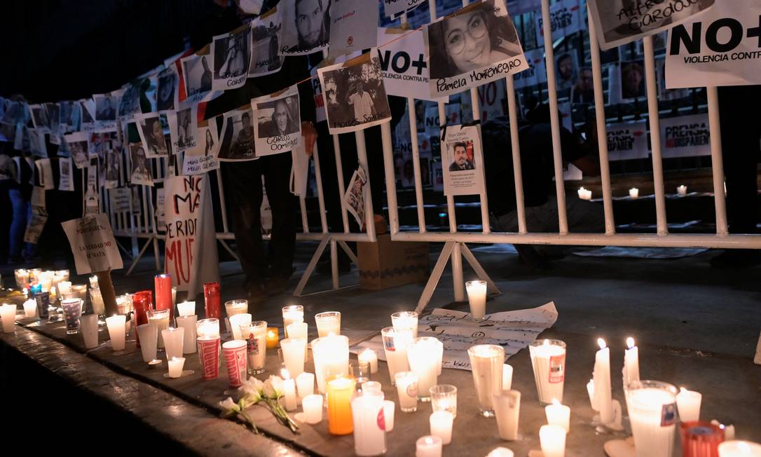 Velas e fotos deixadas em frente ao Ministério do Interior homenageiam jornalistas assassinados no México Foto: MAHE ELIPE / REUTERS/25-01-2022