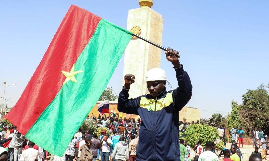 Apoiador do golpe militar que derrubou presidente Roch Kabore exibe bandeira de Burkina Faso Foto: VINCENT BADO / REUTERS/25-01-2022