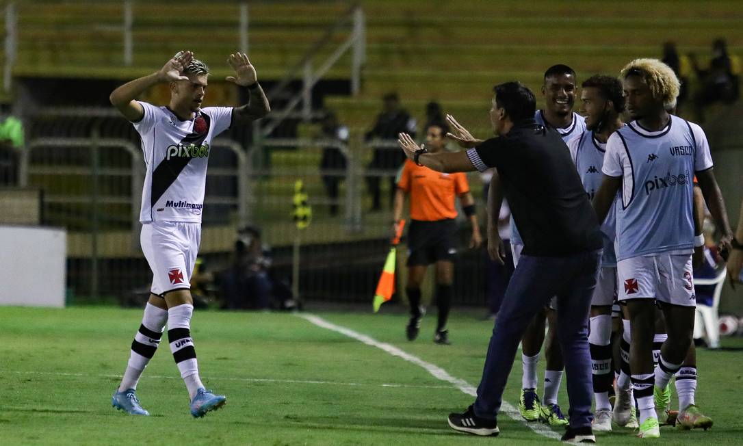 Gabriel Pec comemora seu gol na vitória do Vasco Foto: Agencia Enquadrar / Agência O Globo