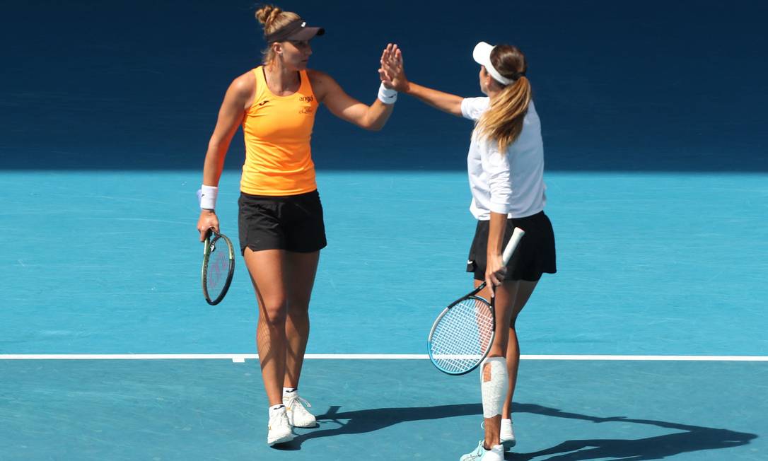 Bia Haddad e Anna Danilina estão na final do torneio de duplas do Aberto da Austrália Foto: BRANDON MALONE / AFP