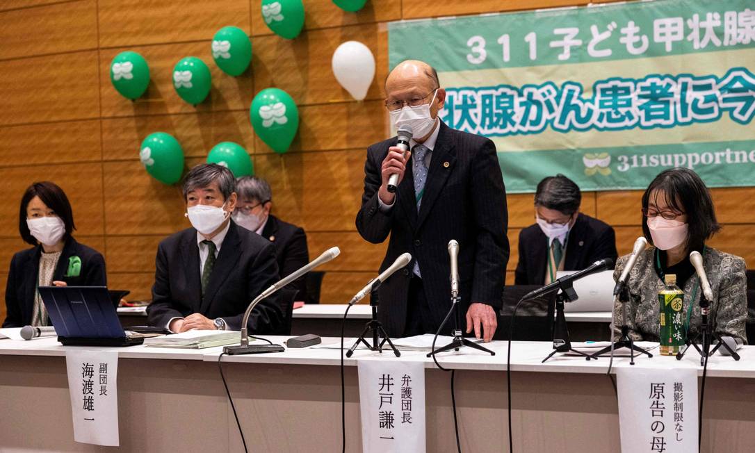 Kenichi Ido (Centro), é um dos advogados que representa os seis jovens que decidiram processar operadora de usina de Fukushima após diagnóstico de câncer Foto: BEHROUZ MEHRI / AFP