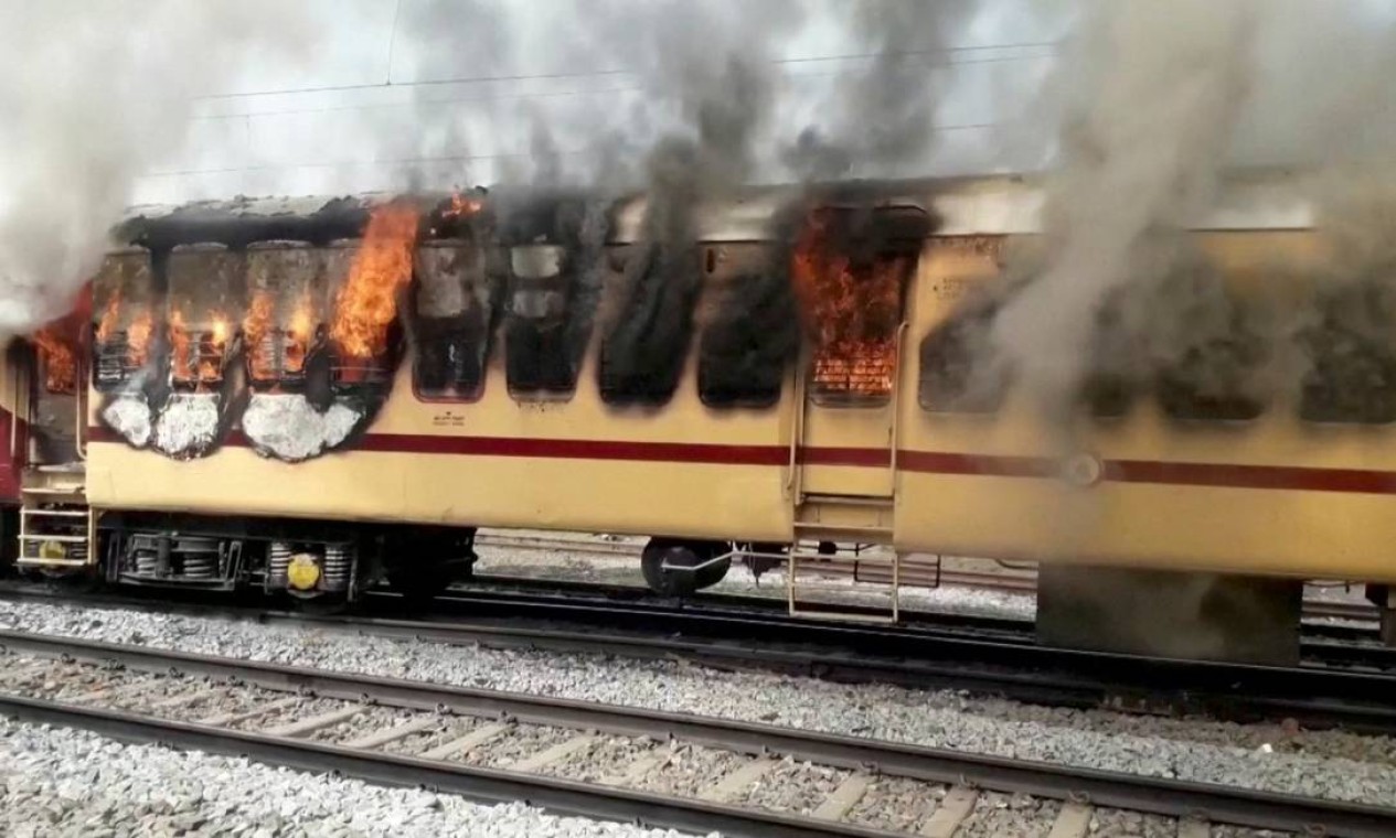 Vagão de trem é incendiado na Índia, após protesto em Gaya Foto: ANI / via REUTERS
