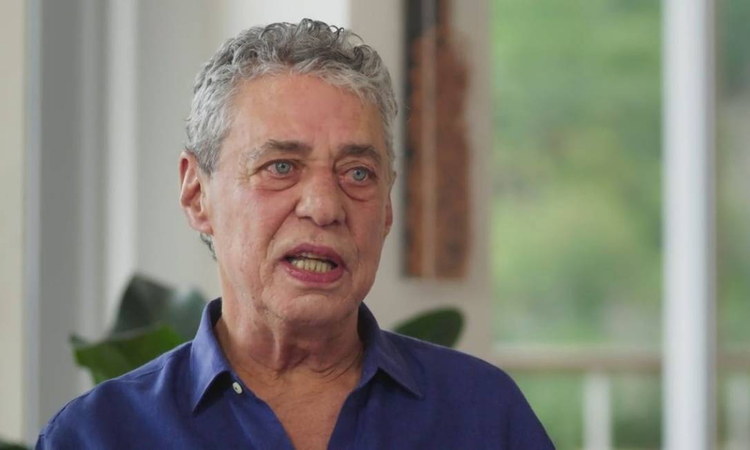 Chico Buarque em depoimento à série documental 'O canto livre de Nara Leão', de Renato Terra. Foto: Reprodução