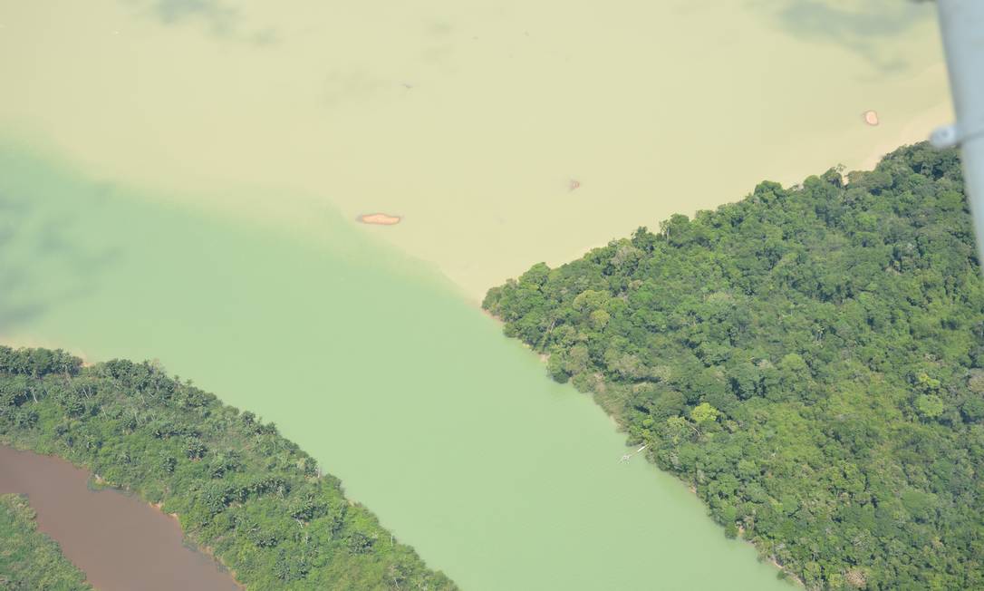 Rio Jamanxin (com água de coloração mais clara) desaguando no Rio Tapajós, no Pará
Foto: Erik Jennings / Agência O Globo