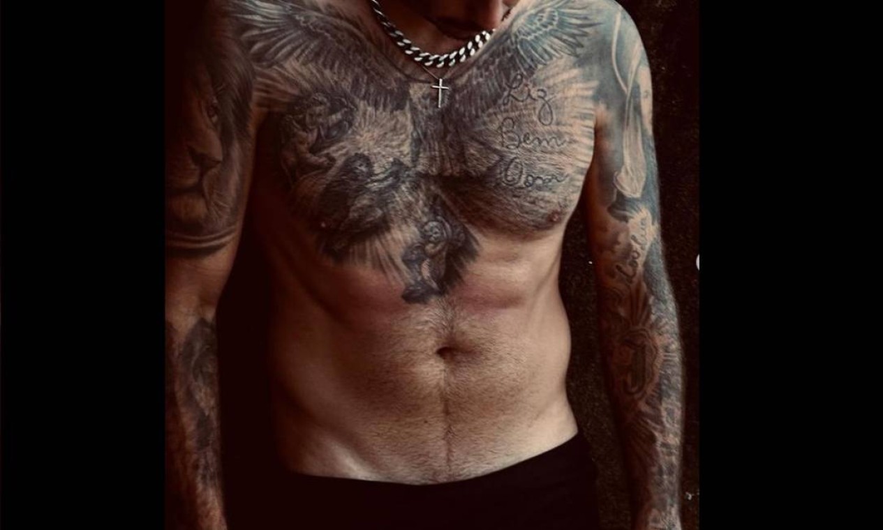 Pedro Scooby não esconde sua paixão por tatuagens e têm inúmeras espalhadas pelo corpo Foto: Reprodução Instagram