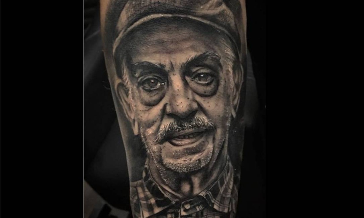 Em 2016, Pedro fez uma tatuagem gigante com o rosto do avô no braço Foto: Reprodução Instagram