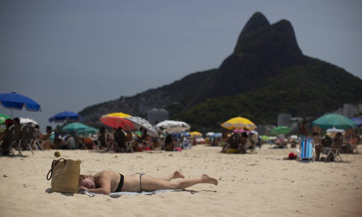 Praia do Leblon. Calor de deixar qualquer um estirado na areia Foto: Márcia Foletto / Agência O Globo