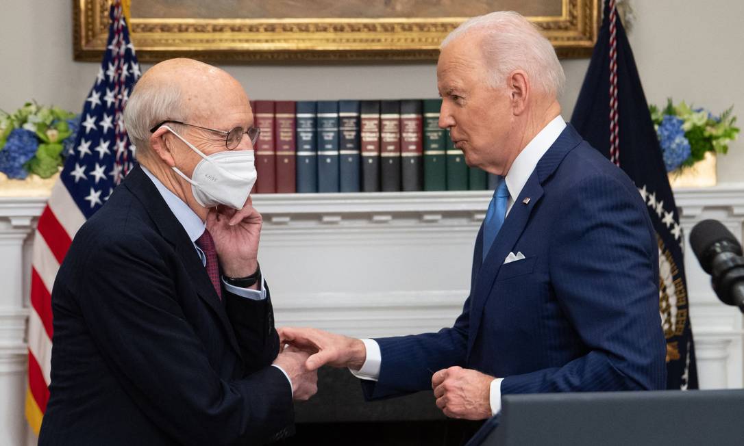 O juiz Stephen Breyer cumprimenta Joe Biden em cerimônia na Casa Branca Foto: SAUL LOEB / AFP