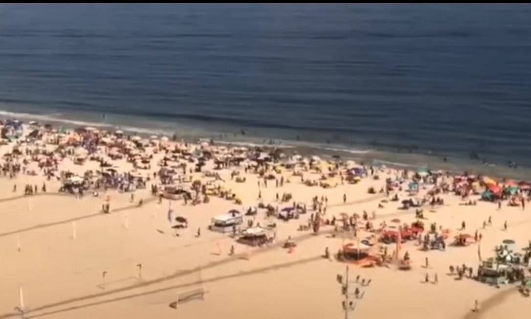 Praia do Leme, na Zona Sul, tem confusão na tarde desta quinta-feira; banhistas relatam arrastão Foto: Reprodução