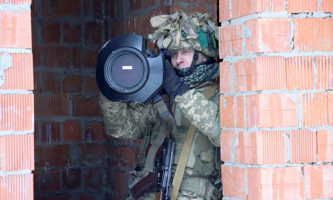Militares ucranianos realizam exercícios na região de Lviv Foto: UKRAINIAN DEFENCE MINISTRY / via REUTERS