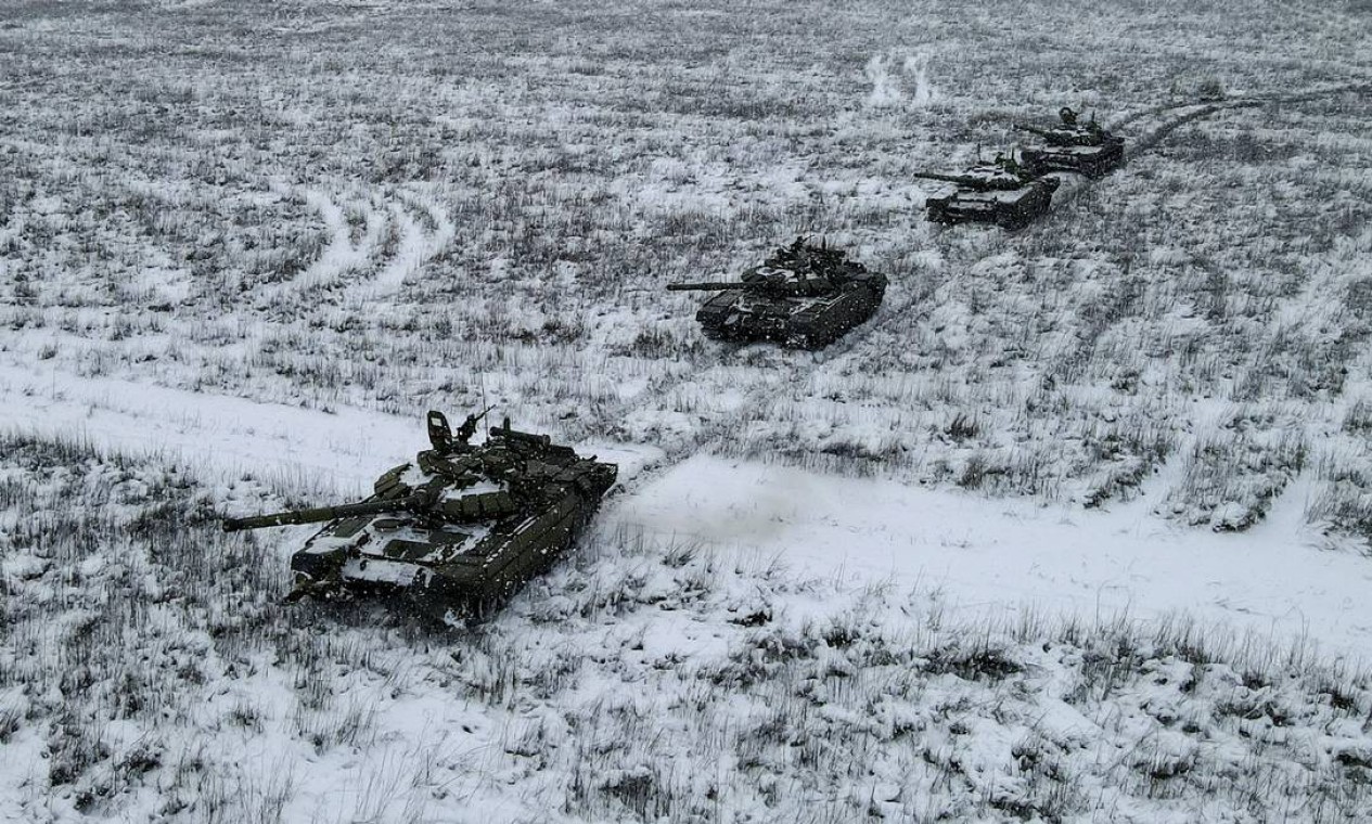 Tanques de batalha russos durante exercícios na região de Rostov Foto: SERGEY PIVOVAROV / REUTERS