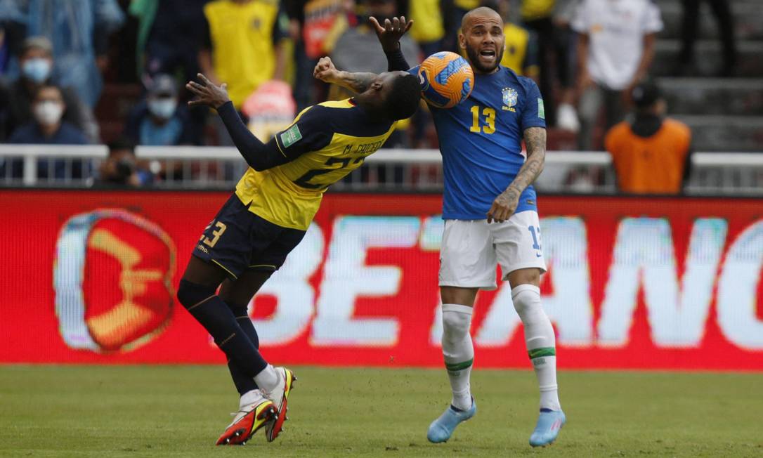 Daniel Alves entrou no primeiro tempo contra o Equador Foto: SANTIAGO ARCOS / Pool via REUTERS