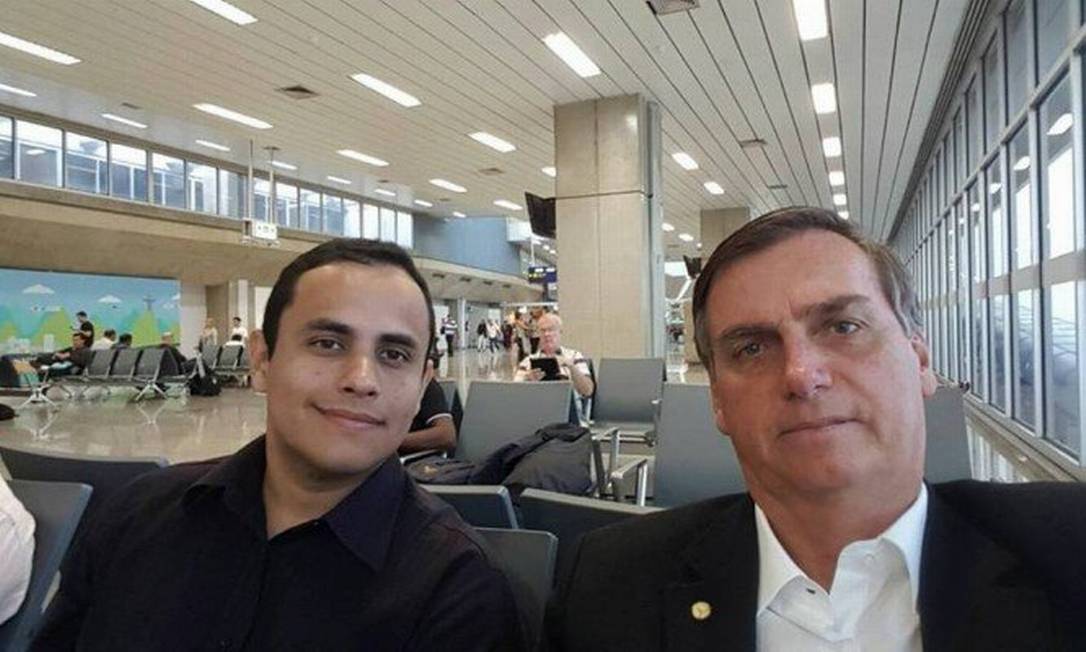 Jair Bolsonaro nomeia Tercio Tomaz, ex-assessor do filho Carlos Bolsonaro, para o gabinete pessoal da Presidência Foto: Reprodução
