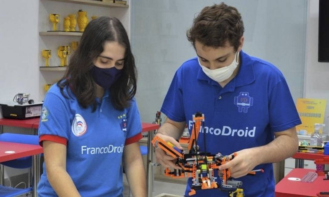 Time. Alunos do Franco já ganharam competição internacional de robótica Foto: Divulgação/Franco-Brasileiro