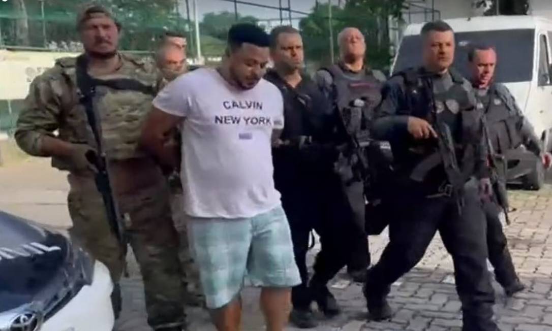 O criminoso Tio Comel chega à Cidade da Polícia após ser preso no Morro do Turano Foto: TV Globo / Reprodução