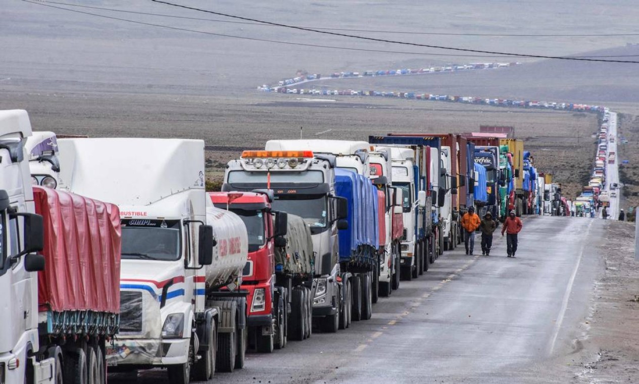 Caminhões formam engarrafamento para motoristas fazerem teste de Covid-19 na rodovia Patacamya-Tambo Quemado, na fronteira boliviano com o Chile Foto: STR / AFP