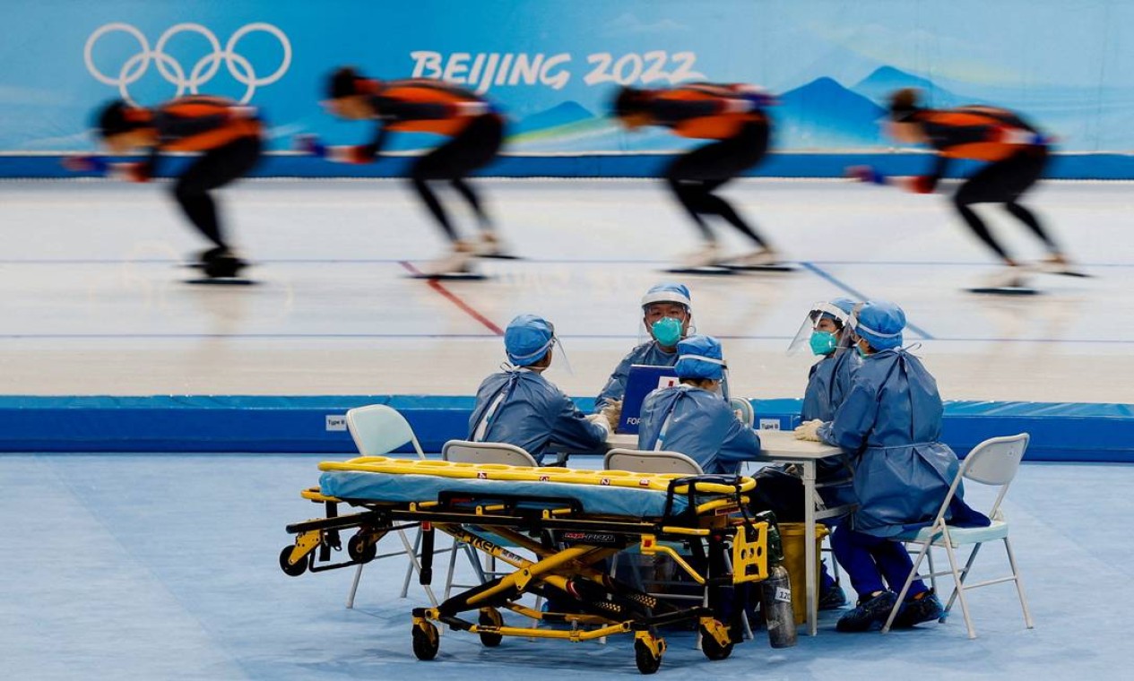Equipe médica equipada com EPI anti-Covid é vista em uma sessão de treinamento de patinação de velocidade para os Jogos Olímpicos de Inverno de Pequim Foto: TYRONE SIU / REUTERS
