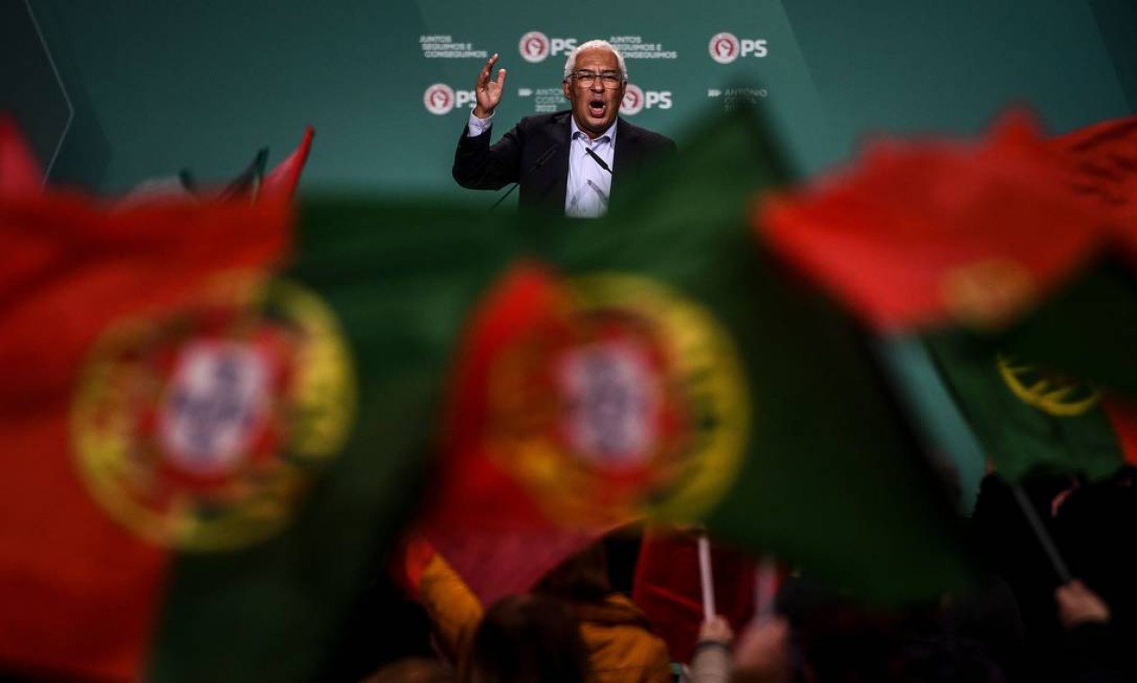 TOPSHOT - Portuguese incumbent Prime Minister and leader of the Socialist party (PS) Antonio Costa delivers a speech during a campaign rally ahead of Portugal's general elections, in Lisbon, on January 27, 2022. Portugal holds an early general election on January 30, 2022. - Portugal holds an early general election on January 30, 2022. (Photo by PATRICIA DE MELO MOREIRA / AFP) Foto: PATRICIA DE MELO MOREIRA / AFP