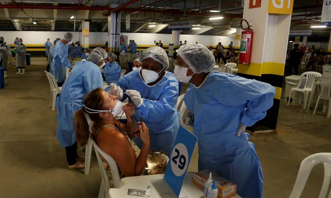 Mulher faz teste de Covid-19 no centro de testagem no Maracanã em 27/01/22 Foto: Fabiano Rocha / Agência O Globo