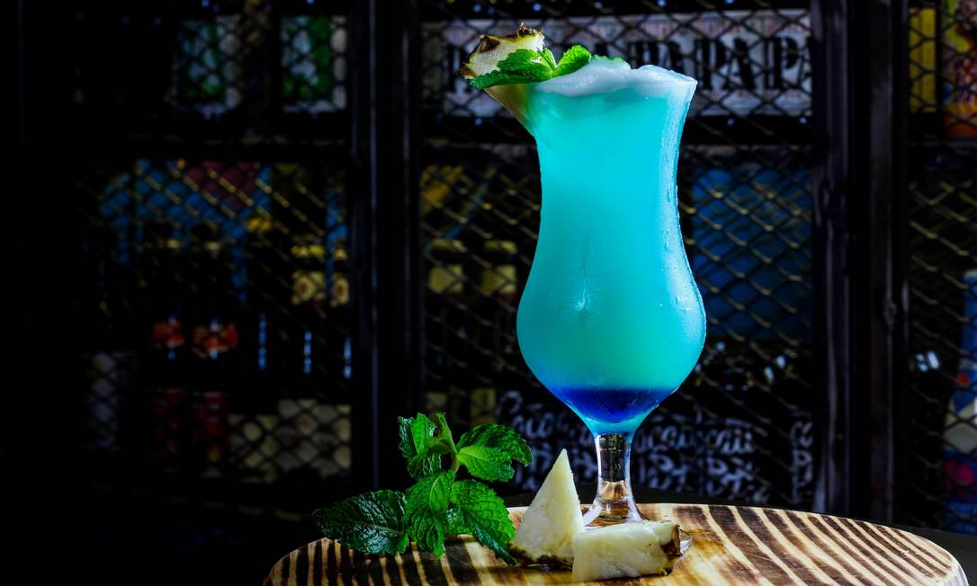 Praiano. A Rio Tap Beer House, no Flamengo, oferece o Blue Hawaii inspirado no mar do país. Leva rum, curaçau blue, limão e suco de abacaxi na receita e é servido por R$ 28,90. Tel.: 3258-4168