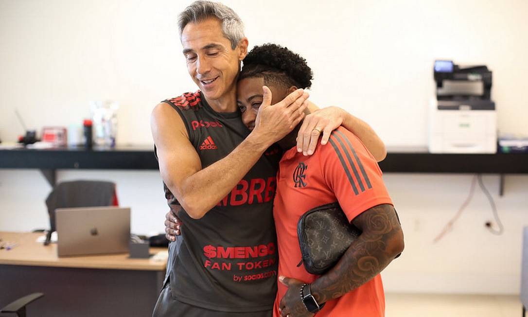 Marinho recebe abraço do técnico Paulo Sousa Foto: Divulgação