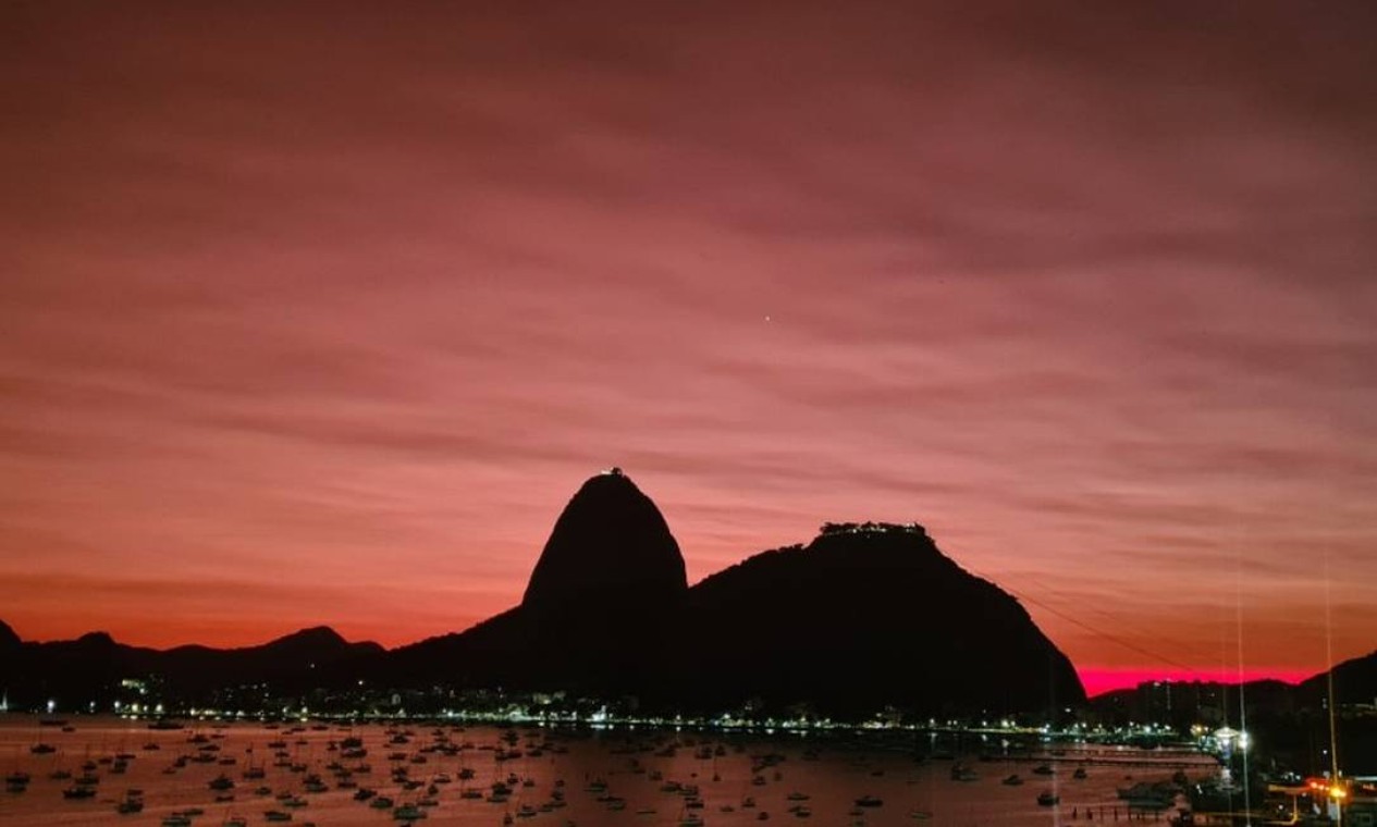 Cinzas do vulcão de Tonga mudam a cor do céu no Rio