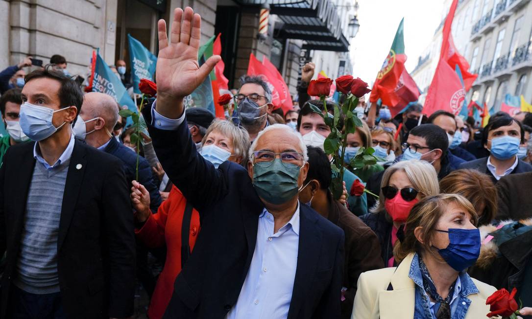 O primeiro-ministro Antonio Costa, do Partido Socialista, acena para apoiadores durante campanha em Lisboa Foto: PEDRO NUNES / REUTERS