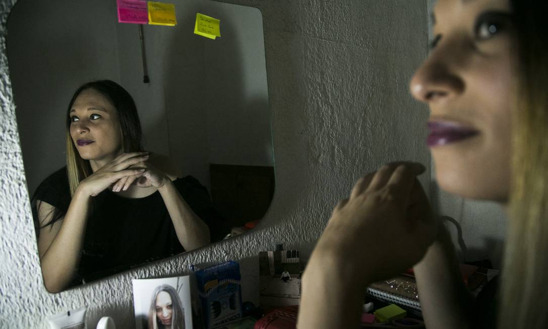 Kira Gregorio, de 40 anos, é uma mulher trans que demorou dois anos para retificar seus documentos Foto: Maria Isabel Oliveira / Agência O Globo