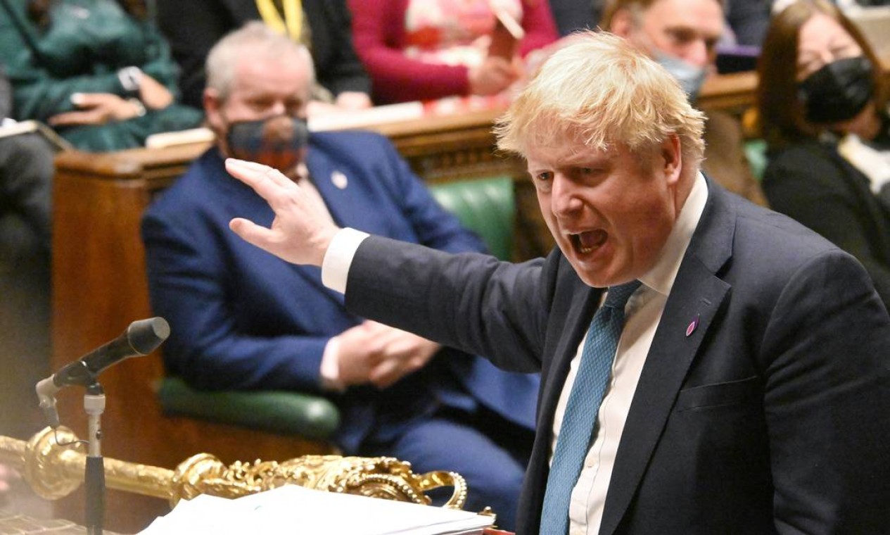 O primeiro-ministro britânico, Boris Johnson, defende seu governo na Câmara dos Comuns, em Londres, enquanto se prepara para um relatório sobre as festas que violavam o bloqueio contra a Covid Foto: JESSICA TAYLOR / AFP