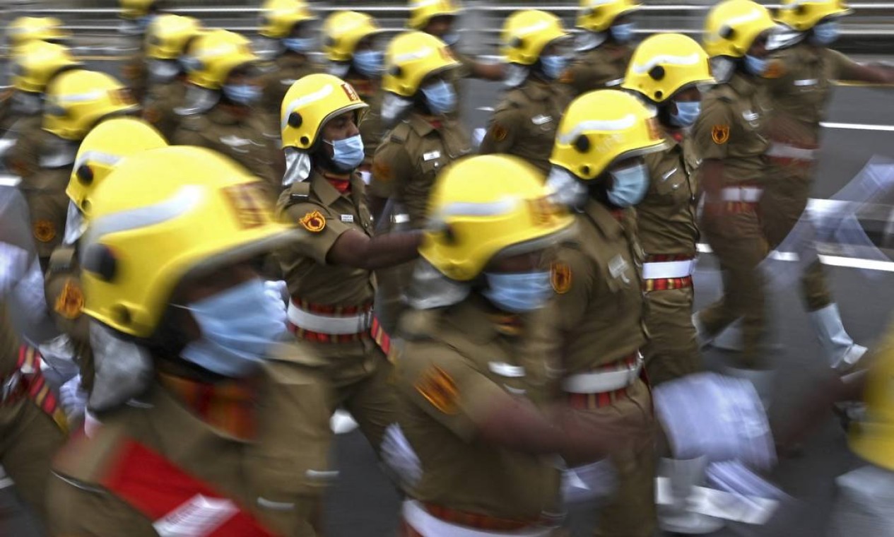 Bombeiros participam de ensaio para o desfile do Dia da República, em Chennai Foto: ARUN SANKAR / AFP