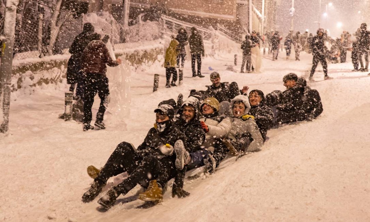 Pessoas brincam na neve no distrito de Kucukcekmece, em Istambul Foto: YASIN AKGUL / AFP