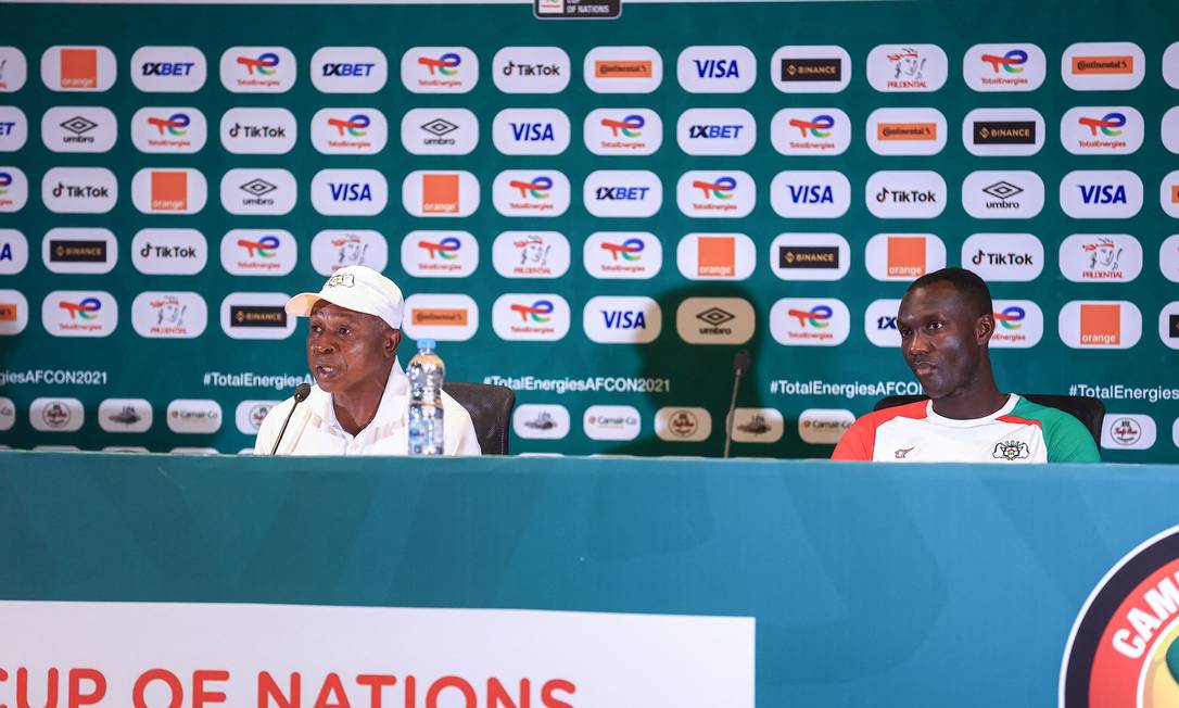 A coletiva com o técnico Kamou Malo e o meio-campista Adama Guira ocorreu sem maiores problemas Foto: DANIEL BELOUMOU OLOMO/AFP