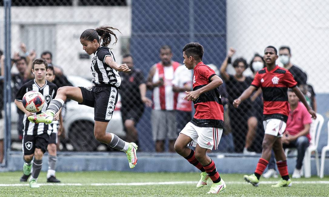 Giovanna em ação pelo torneio Super 8, no ano passado, pelo Botafogo Foto: Adriano Fontes/Divulgação