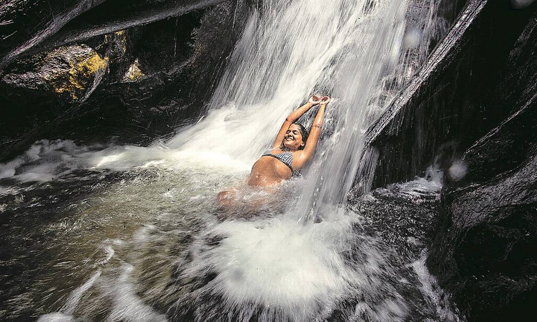 Refrescante. A cachoeira do Horto, no Jardim Botânico: o acesso fácil atrai visitantes, mas nos fins de semana apenas pedestres e ciclistas estão liberados Foto: Márcia Foletto/Agência O Globo